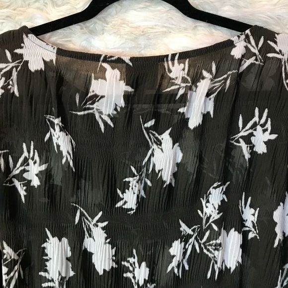 ❤️SALE❤️Bobeau Blouse Sheer cold shoulder Black & White, ruffle sleeves, size L - Picture 4 of 12